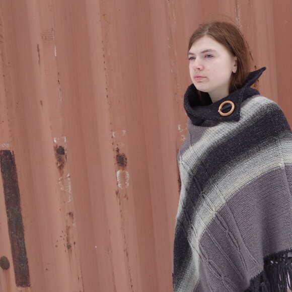 Vintage Ladies  100%  Wool Poncho With Fringes - Picture 2 of 8